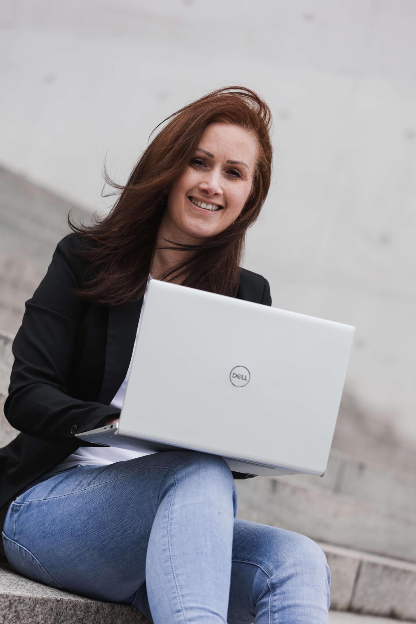 Anja Müller Meta Ads Expertin bei der Arbeit remote am Laptop