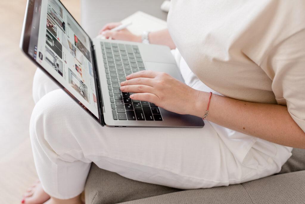 Frau arbeitet am Laptop